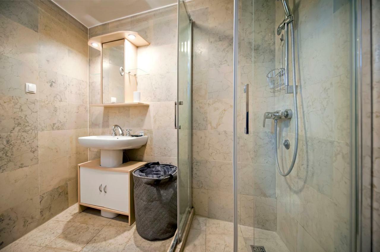 Studio Oscar IV With Terrace And Sea View Ровин Екстериор снимка